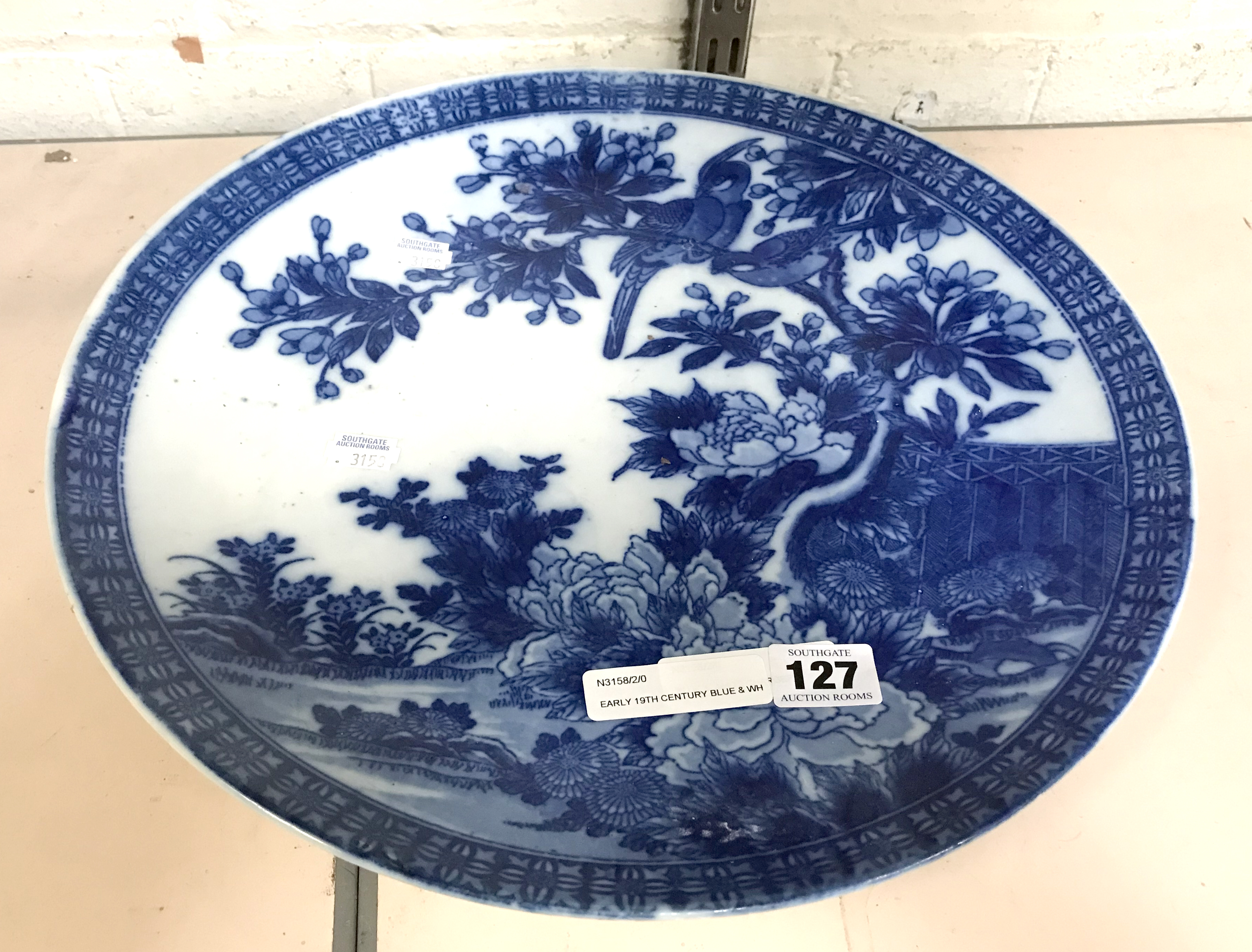 EARLY 19TH CENTURY BLUE & WHITE CHARGER - 37 CMS