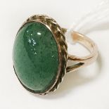 9CT & LARGE GREEN STONE RING - SIZE N