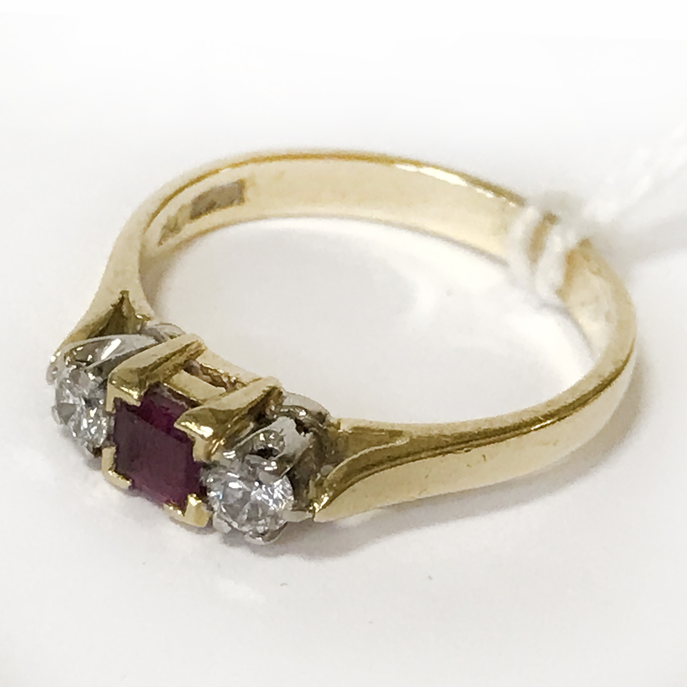 18CT YELLOW GOLD RUBY & DIAMOND RING - SIZE J