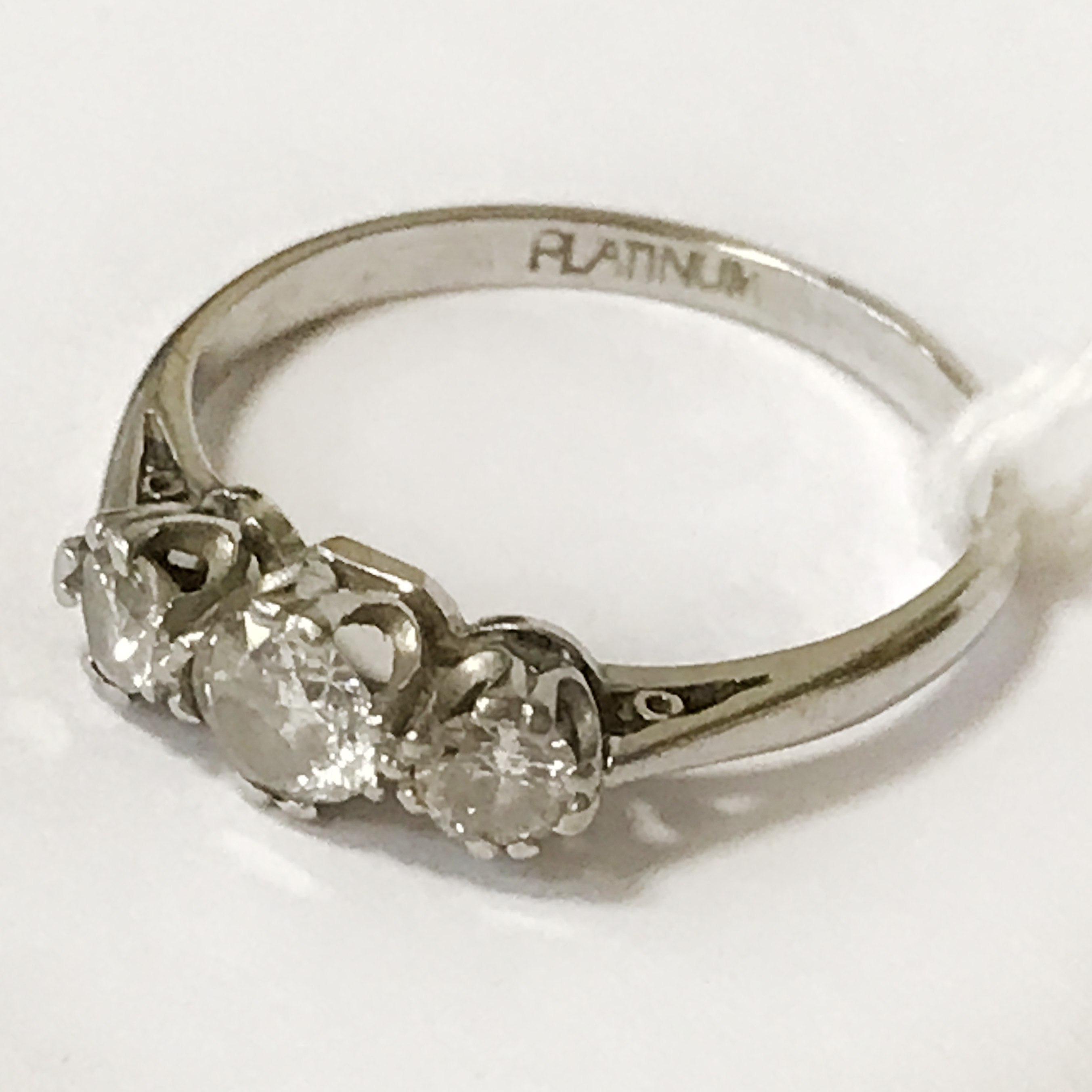 PLATINUM & DIAMOND 3 STONE RING - SIZE N - APPROX 0.60CTS