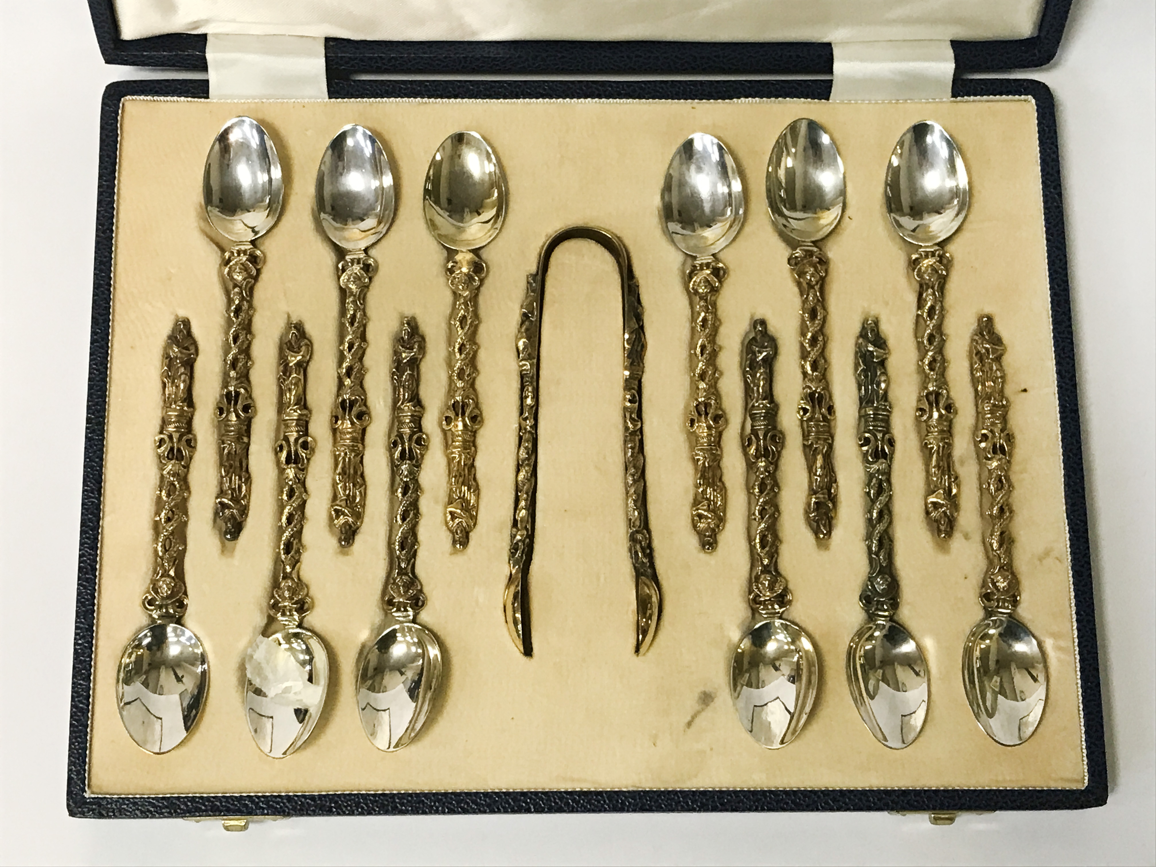 MAPPIN & WEBB CASED VICTORIAN VICTORIAN TEASPOONS (12) & SUGAR TONGS - Image 2 of 3