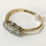 18CT GOLD 3 DIAMOND RING - SIZE K