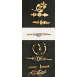 5 9CT GOLD TIE PINS WITH GEMSTONES & 2 9CT GOLD BROOCHES