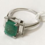 18CT WHITE GOLD 1.45CT EMERALD & DIAMOND RING - DIAMOND TOTAL APPROX 0.50CTS - SIZE I WITH FULL