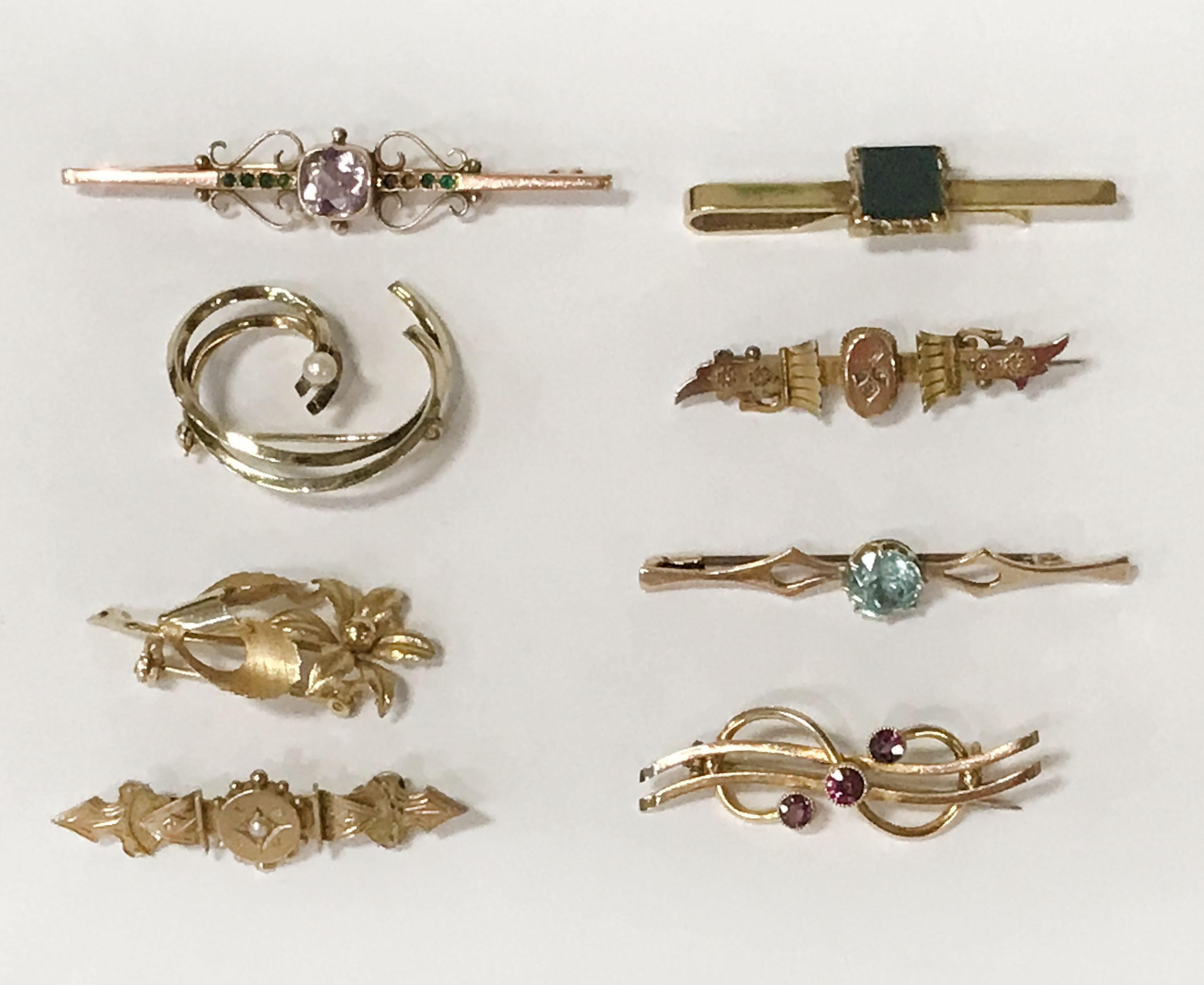 5 9CT GOLD TIE PINS WITH GEMSTONES & 2 9CT GOLD BROOCHES