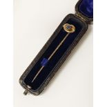HIGH CARAT GOLD TIE PIN WITH BLUE SAPPHIRE STONE