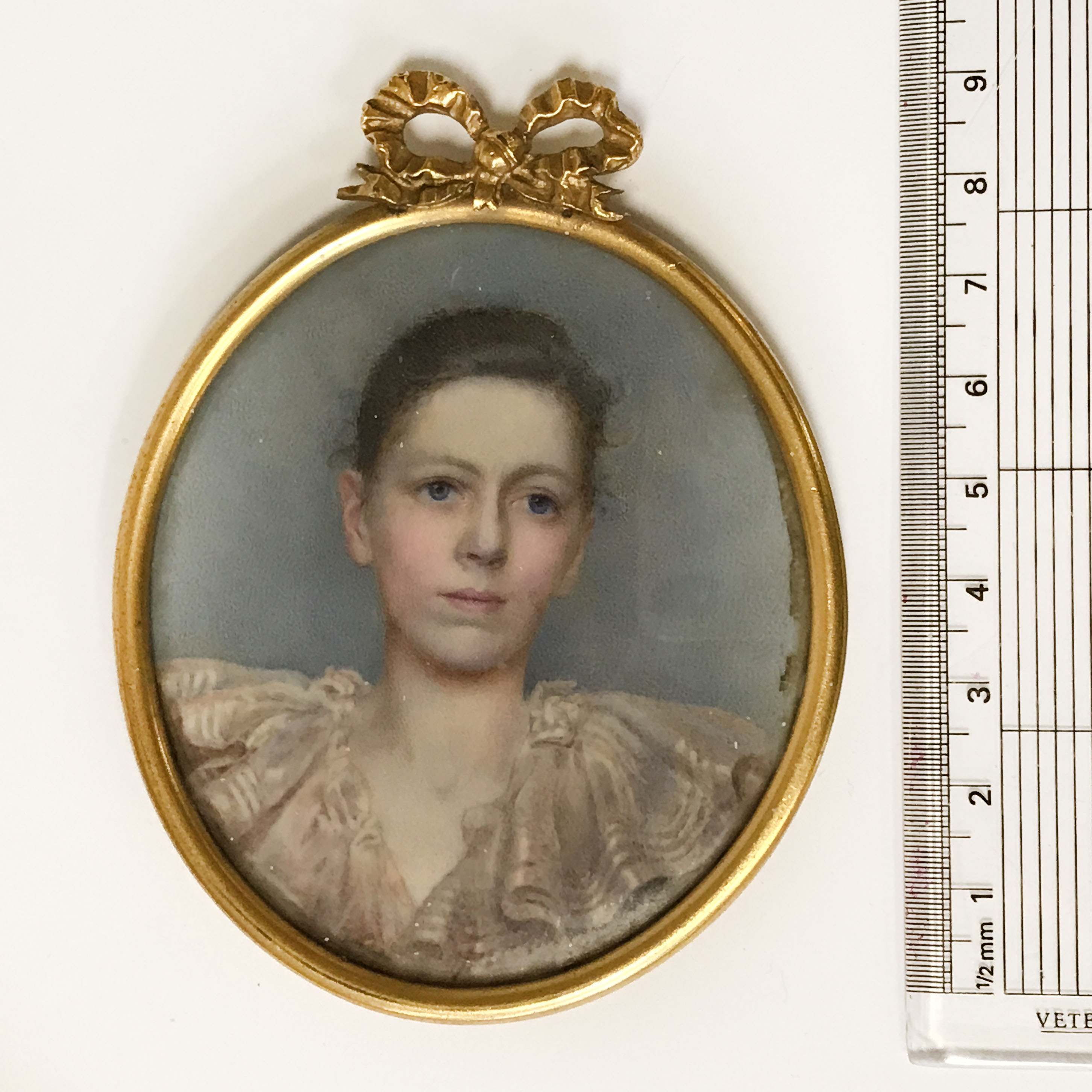 HAND PAINTED MINIATURE GILT FRAMED PORTRAIT OF A YOUNG GIRL - 9 CMS - Image 4 of 4