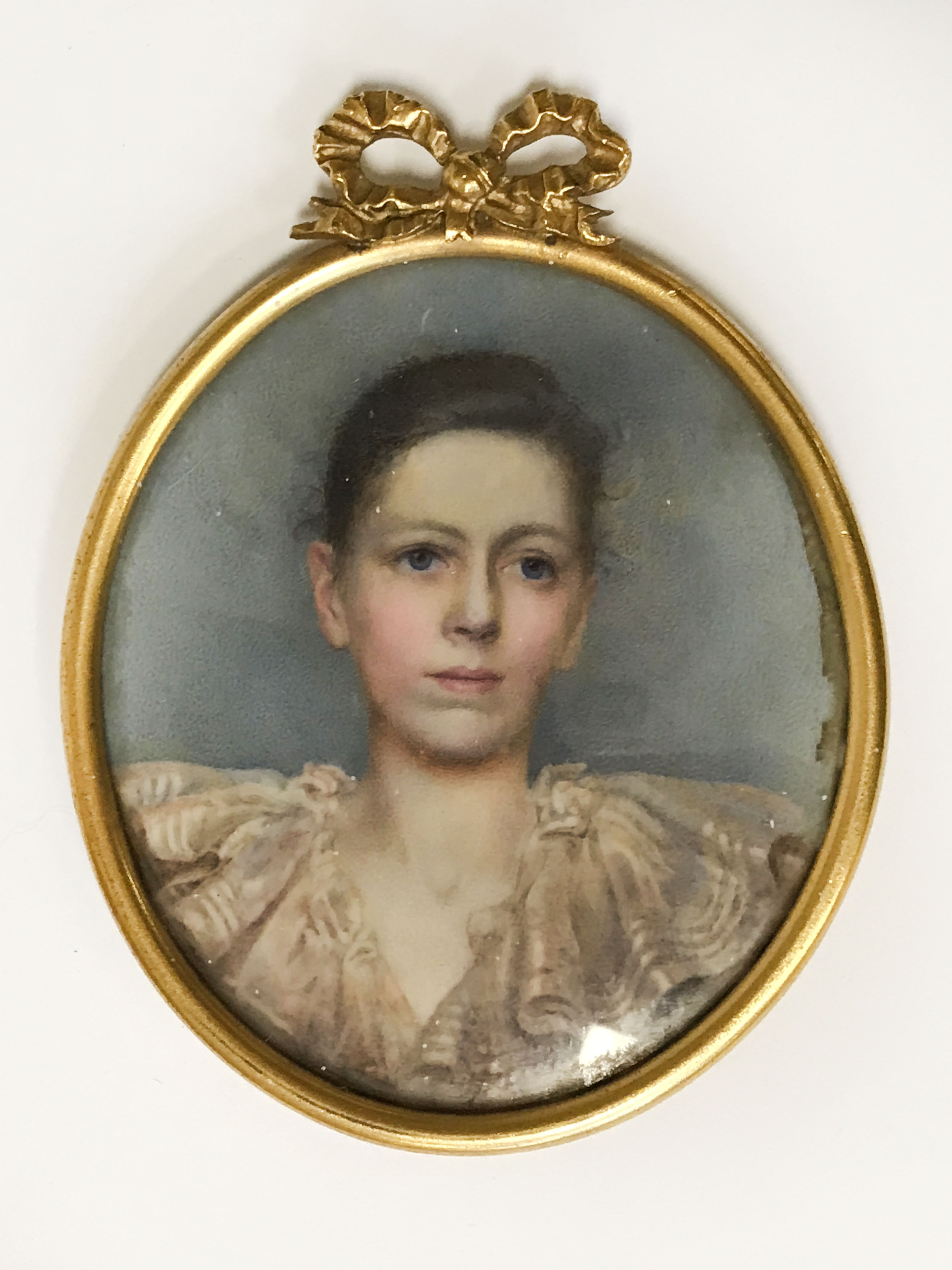 HAND PAINTED MINIATURE GILT FRAMED PORTRAIT OF A YOUNG GIRL - 9 CMS