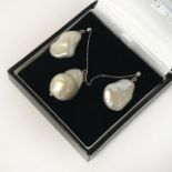 9CT WHITE GOLD LARGE PEARL SET
