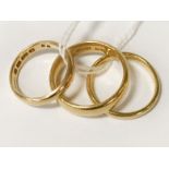 THREE 22CT GOLD WEDDING BANDS - SIZES M/O/I - APPROX 15 GRAMS