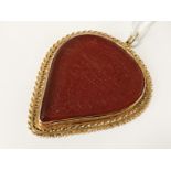 18 CT. GOLD ISLAMIC VERSE PENDANT HEART SHAPE (AGATE)