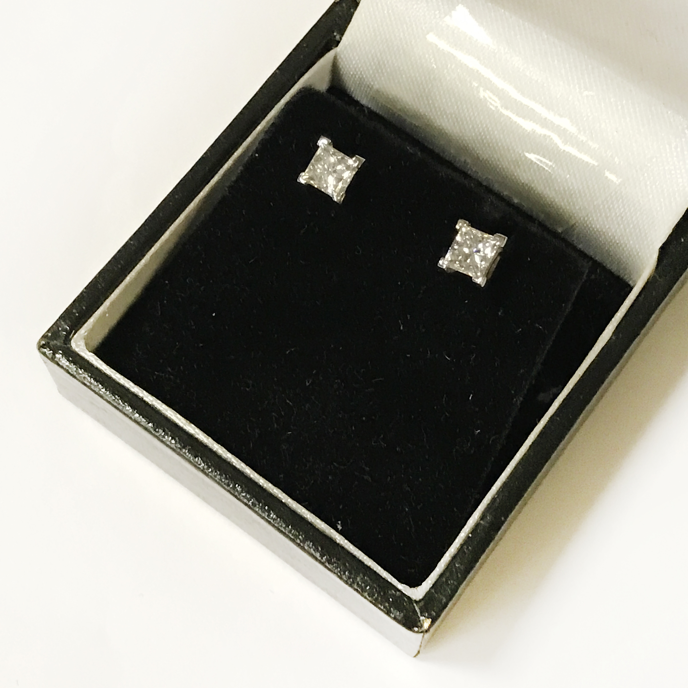 PAIR OF PLATINUM & DIAMOND EARRINGS PRINCESS CUT - TOTAL 1 CARAT