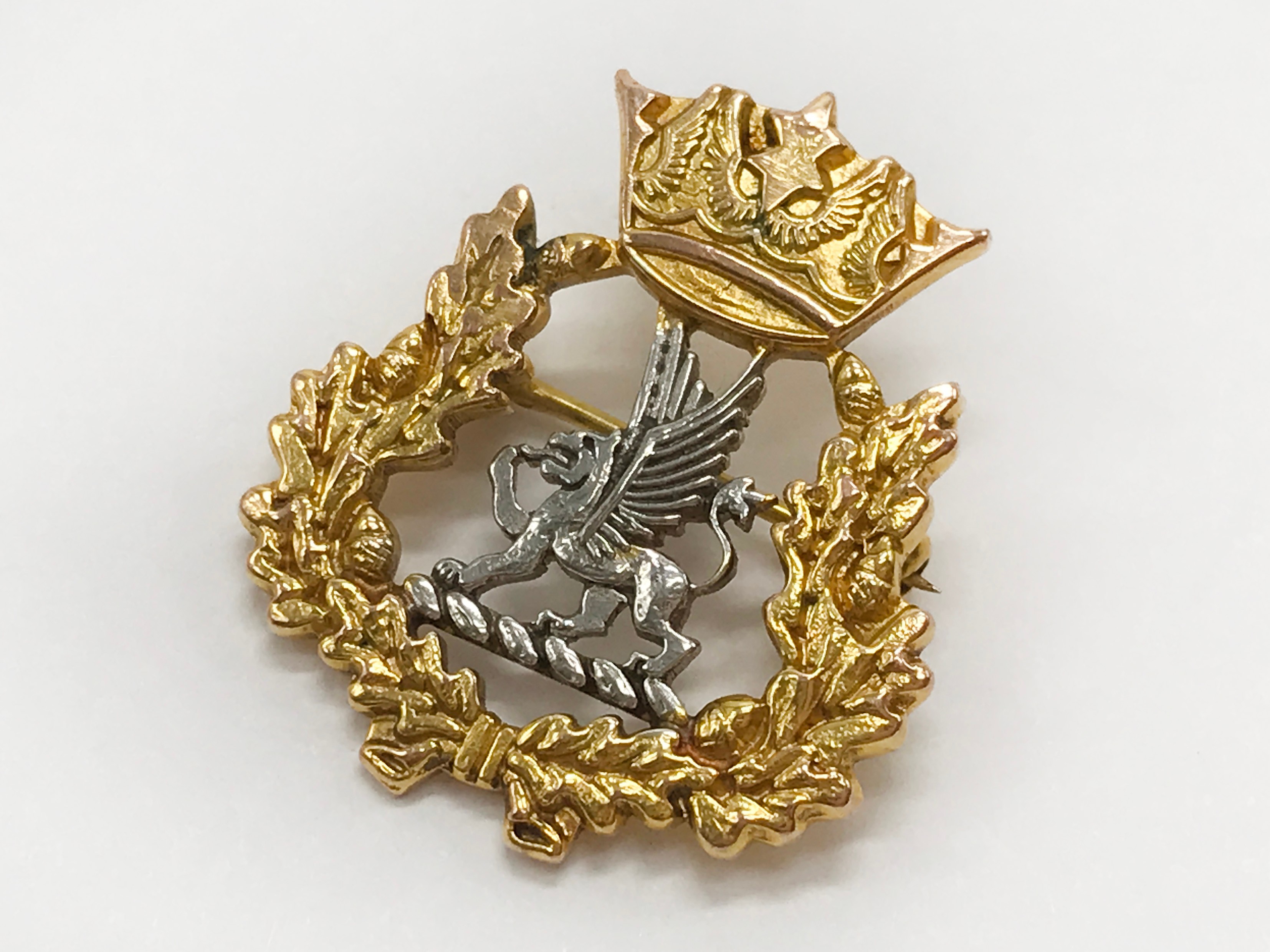 SELECTION OF VARIOUS B.O.A.C. BADGES & PINS INCLUDING FOUR HALLMARKED 9CT GOLD - Image 7 of 12