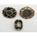3 VICTORIAN GOLD PLATED ONYX / AGATE BROOCHES - LARGEST 45 MM