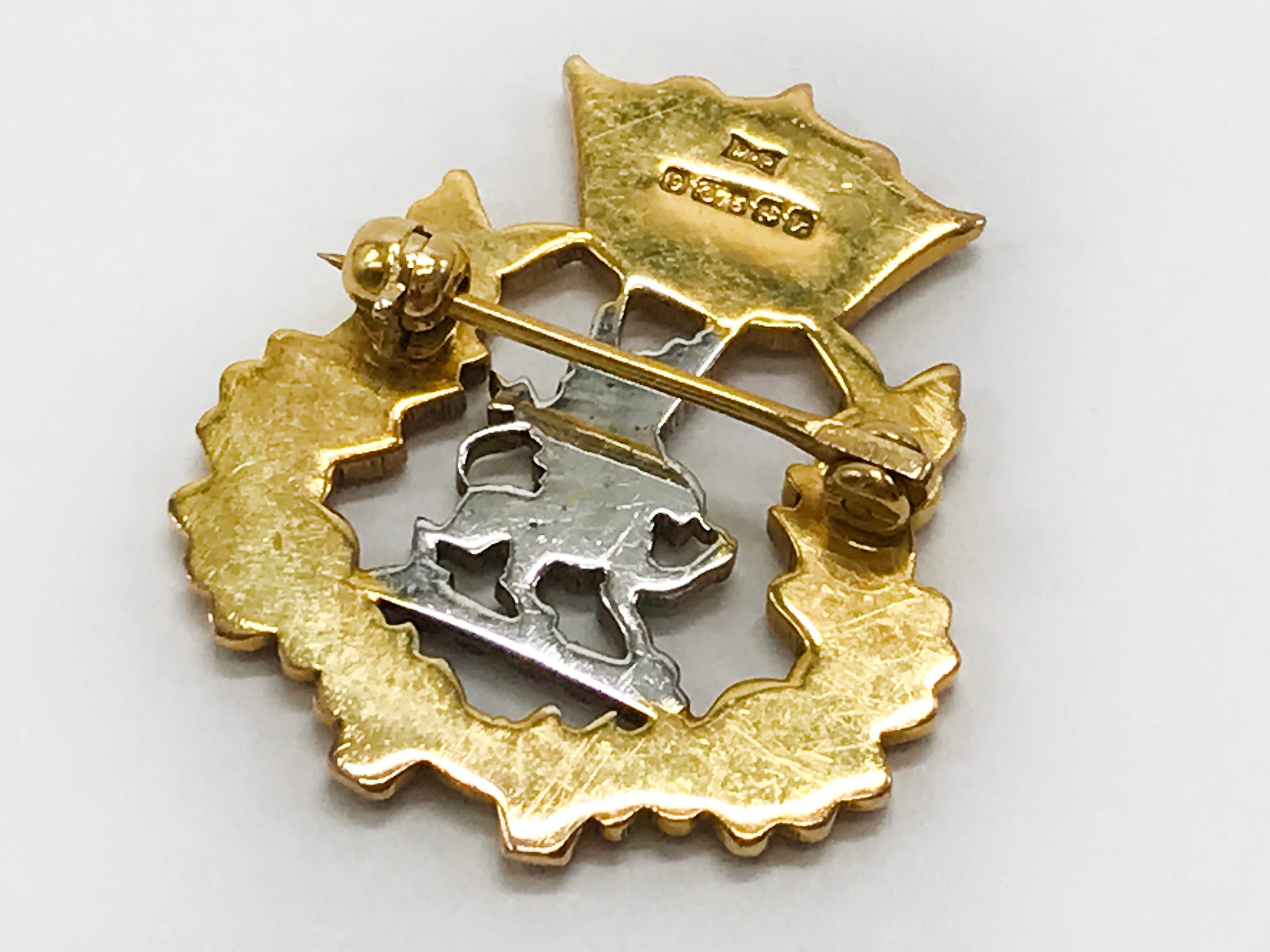 SELECTION OF VARIOUS B.O.A.C. BADGES & PINS INCLUDING FOUR HALLMARKED 9CT GOLD - Image 8 of 12