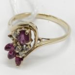 18CT YELLOW GOLD DIAMOND & RUBY RING - SIZE P