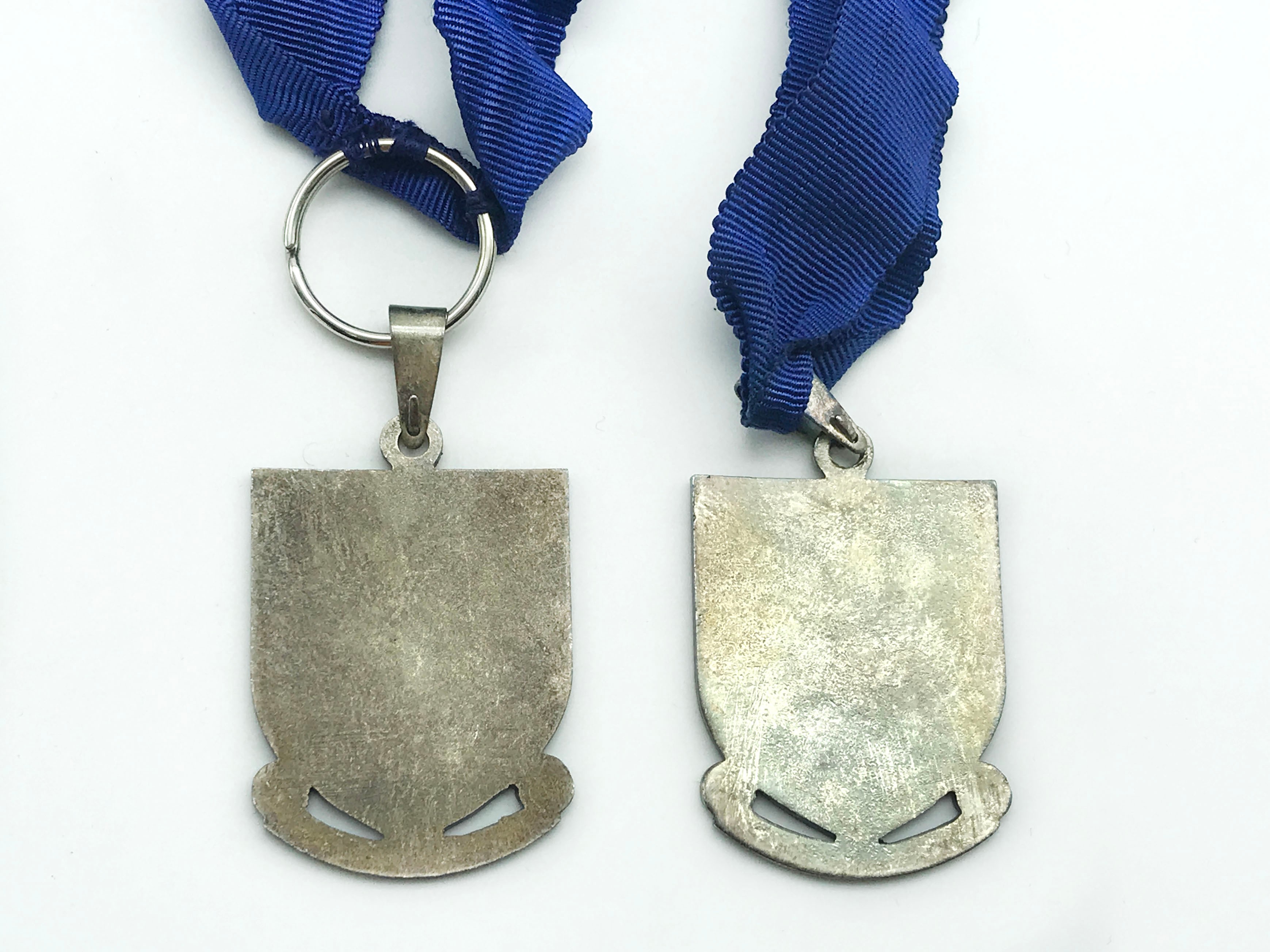 HALLMARKED SILVER BASKETMAKERS STEWARDS CLUB MEDAL AND FOUR METAL JEWELS WITH COLLARS - Image 6 of 12