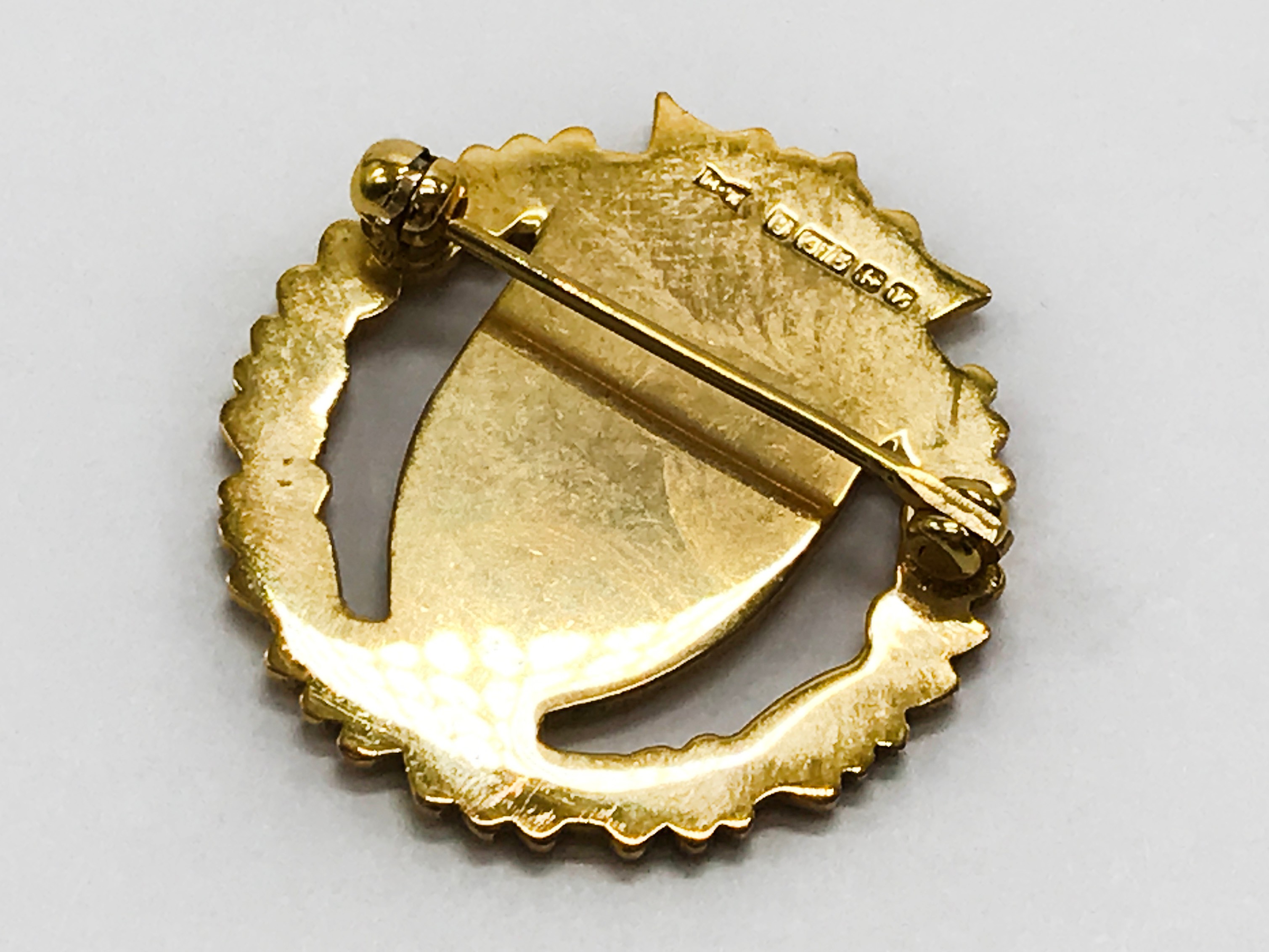 SELECTION OF VARIOUS B.O.A.C. BADGES & PINS INCLUDING FOUR HALLMARKED 9CT GOLD - Image 10 of 12
