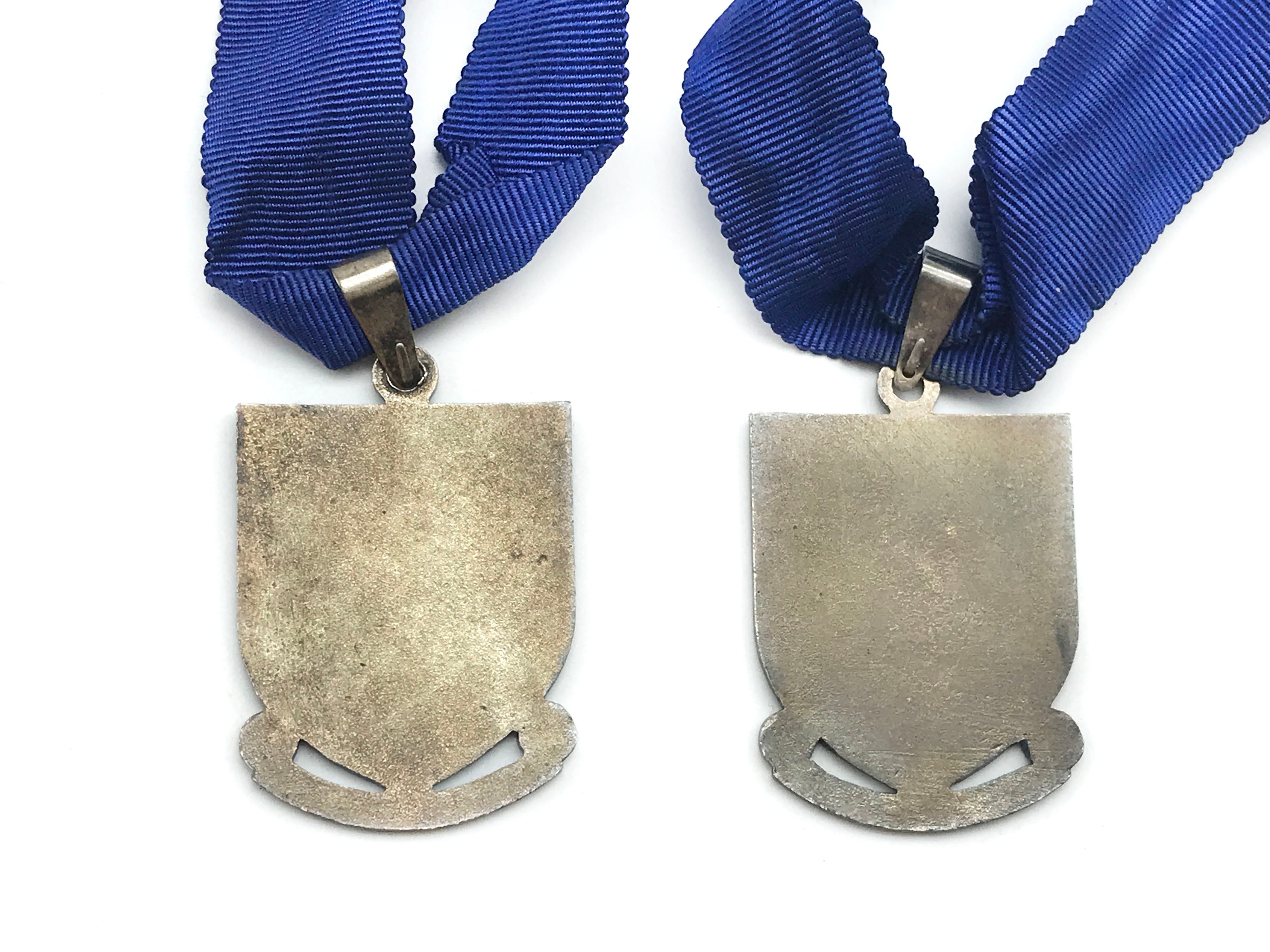 HALLMARKED SILVER BASKETMAKERS STEWARDS CLUB MEDAL AND FOUR METAL JEWELS WITH COLLARS - Image 4 of 12