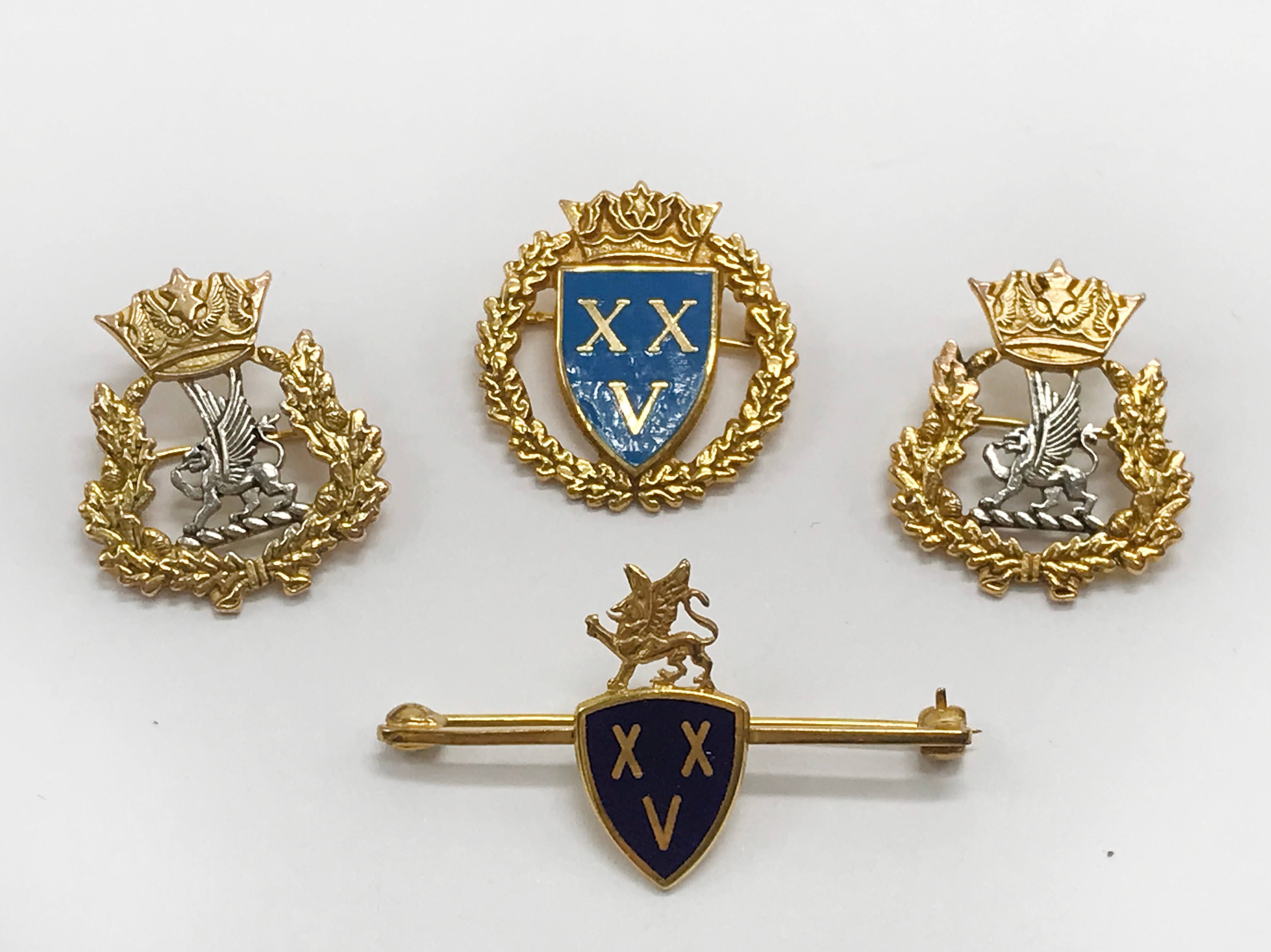 SELECTION OF VARIOUS B.O.A.C. BADGES & PINS INCLUDING FOUR HALLMARKED 9CT GOLD - Image 6 of 12