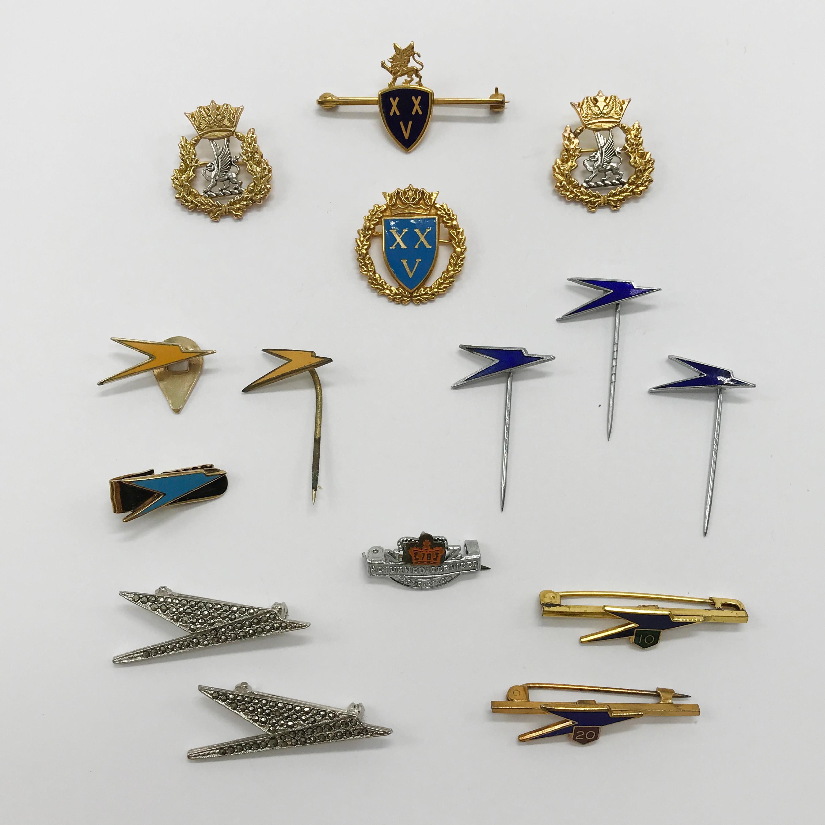 SELECTION OF VARIOUS B.O.A.C. BADGES & PINS INCLUDING FOUR HALLMARKED 9CT GOLD