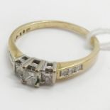 18CT YELLOW GOLD DIAMOND RING - APPROX TOTAL 0.50 CT - RING SIZE O