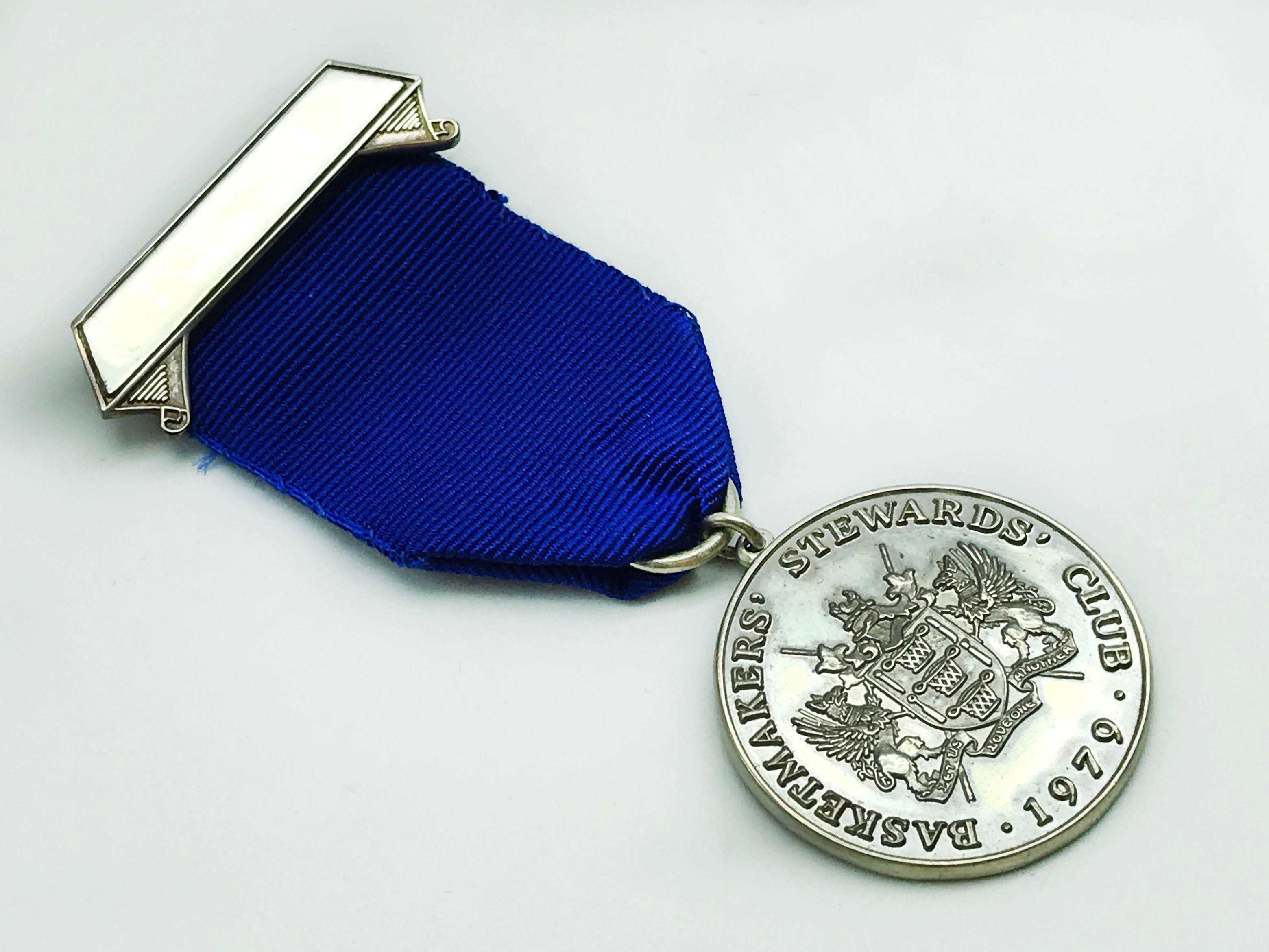 HALLMARKED SILVER MEDAL FOR THE WORSHIPFUL COMPANY OF BASKETMAKERS STEWARDS CLUB - Image 3 of 6