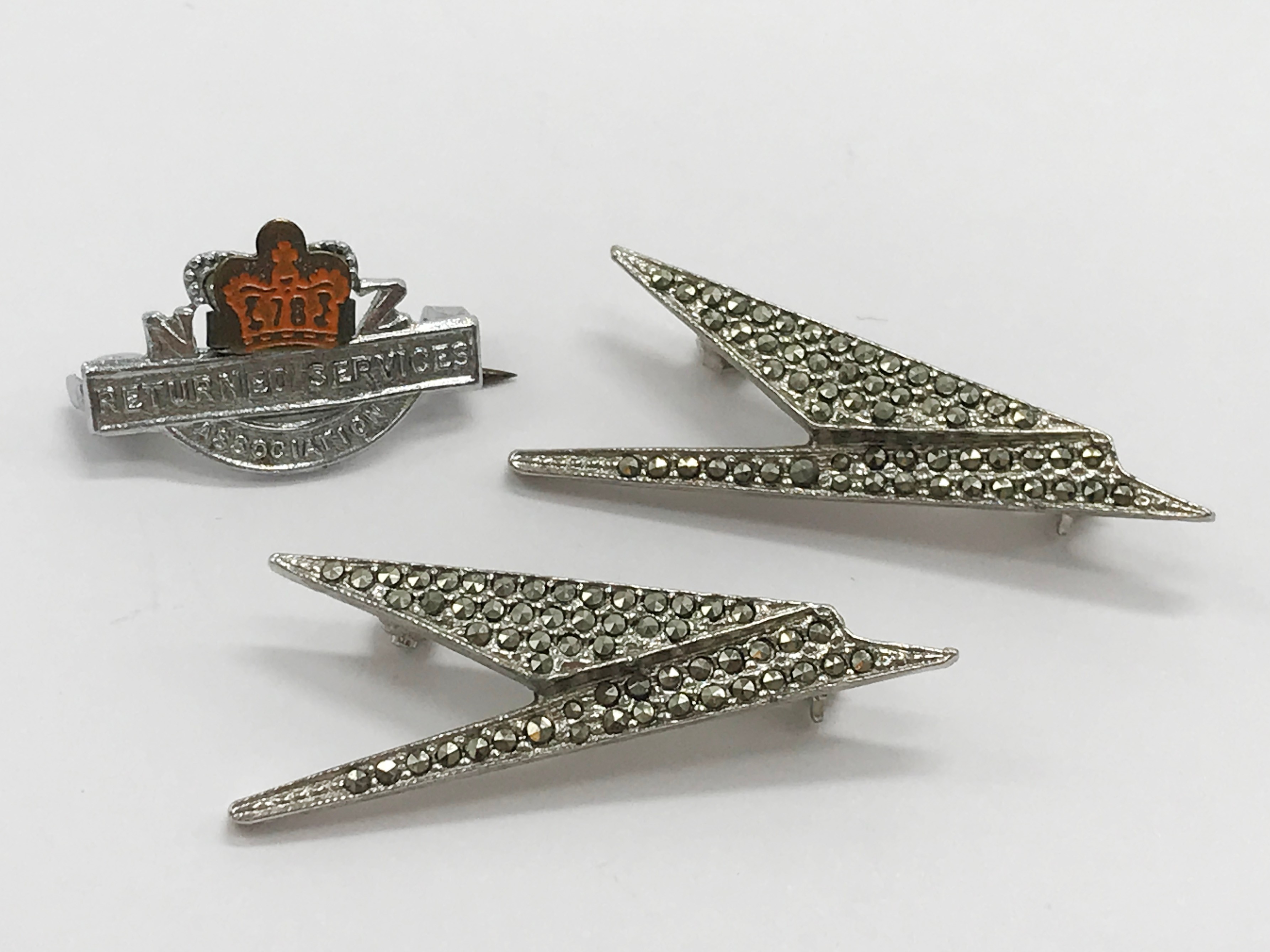 SELECTION OF VARIOUS B.O.A.C. BADGES & PINS INCLUDING FOUR HALLMARKED 9CT GOLD - Image 5 of 12