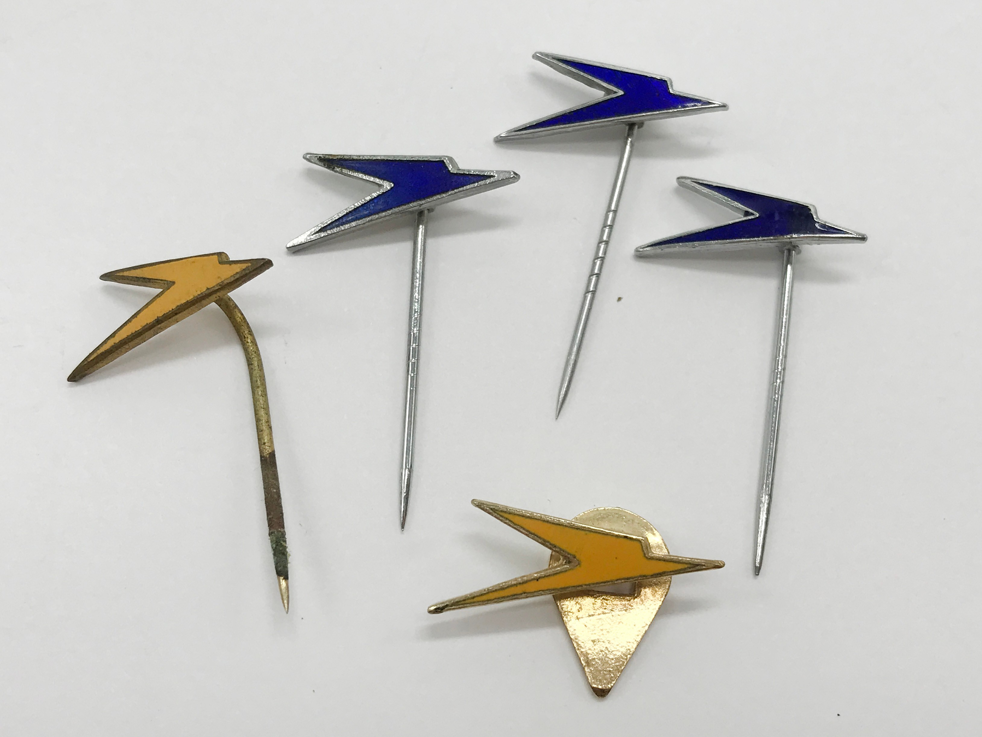 SELECTION OF VARIOUS B.O.A.C. BADGES & PINS INCLUDING FOUR HALLMARKED 9CT GOLD - Image 2 of 12