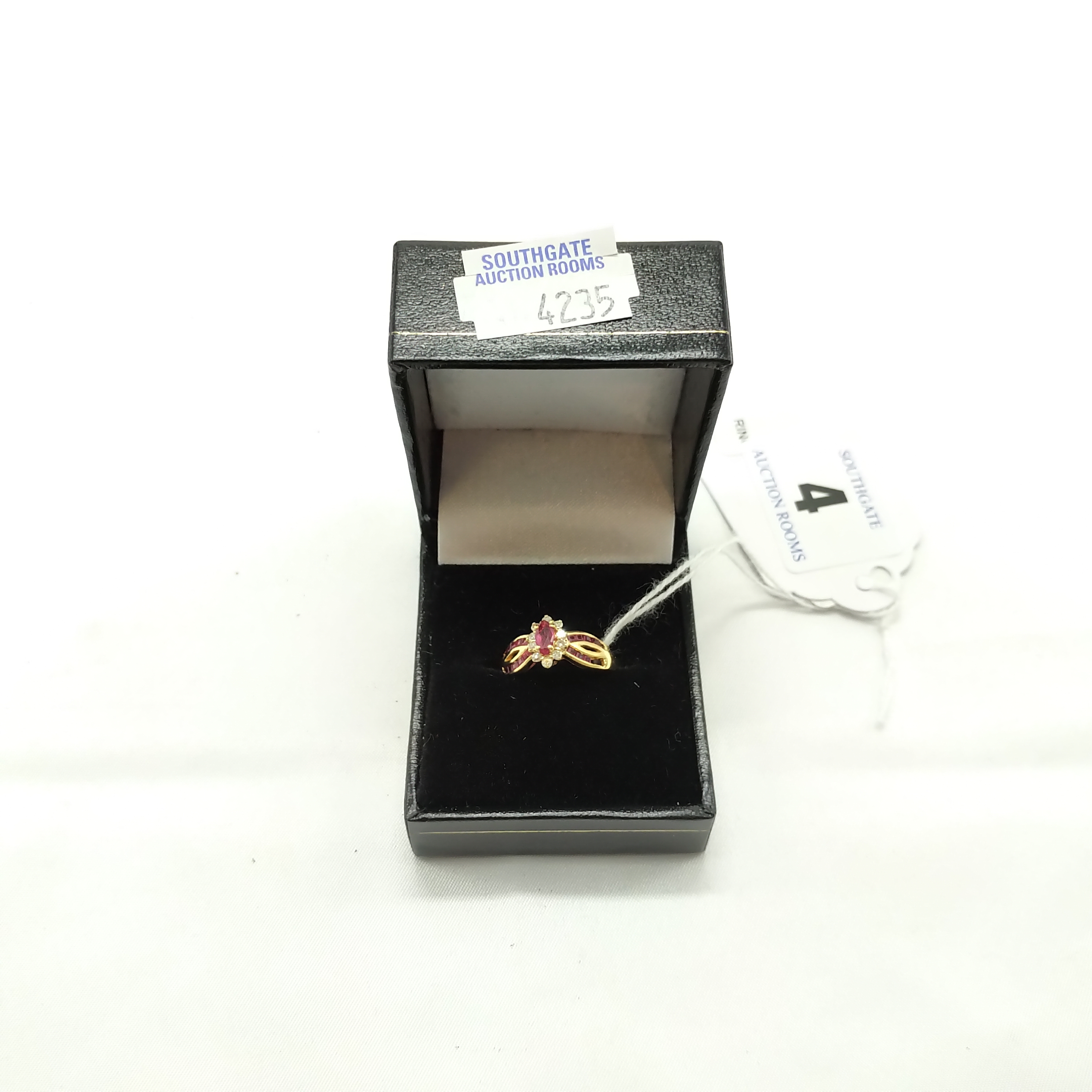 18CT GOLD RUBY & DIAMOND RING - SIZE L