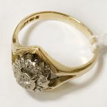 18CT GOLD & DIAMOND RING - SIZE R
