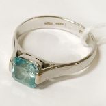 18CT WHITE GOLD & SEMI PRECIOUS STONE - RING SIZE K