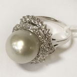 18 CARAT WHITE GOLD & DIAMOND & CENTRE SOUTH SEA PEARL RING SIZE (L)