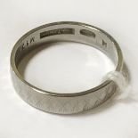 PLATINUM RING - SIZE M - 4.3 GRAMS