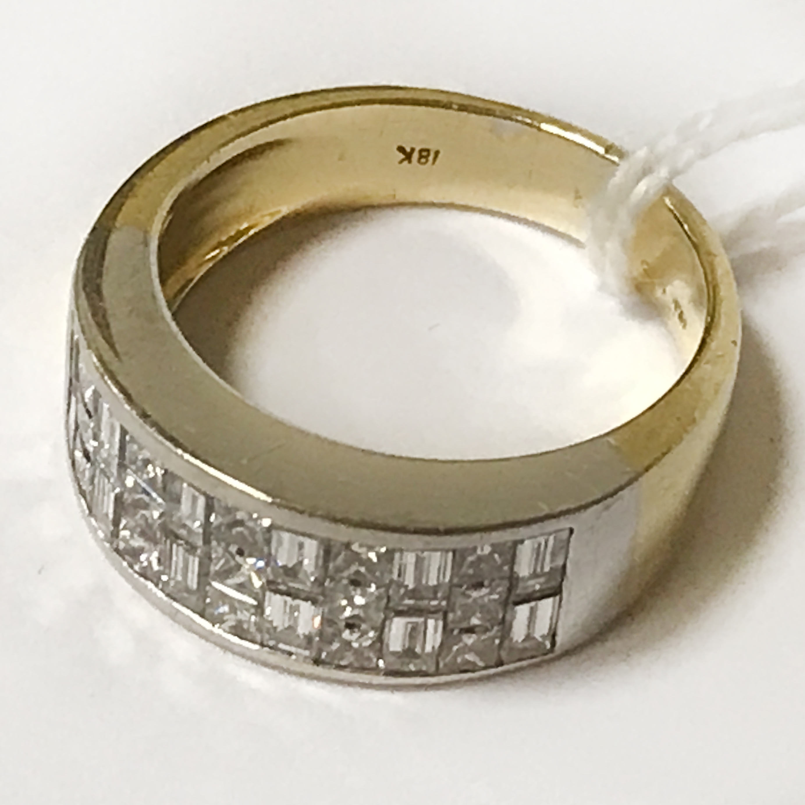 18CT GOLD HEAVY DIAMOND RING - COMPRISING 12 BAGUETTE DIAMONDS & 15 PRINCESS CUT DIAMONDS