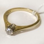 18CT SOLITAIRE DIAMOND RING - APPROX 0.20 -SIZE M