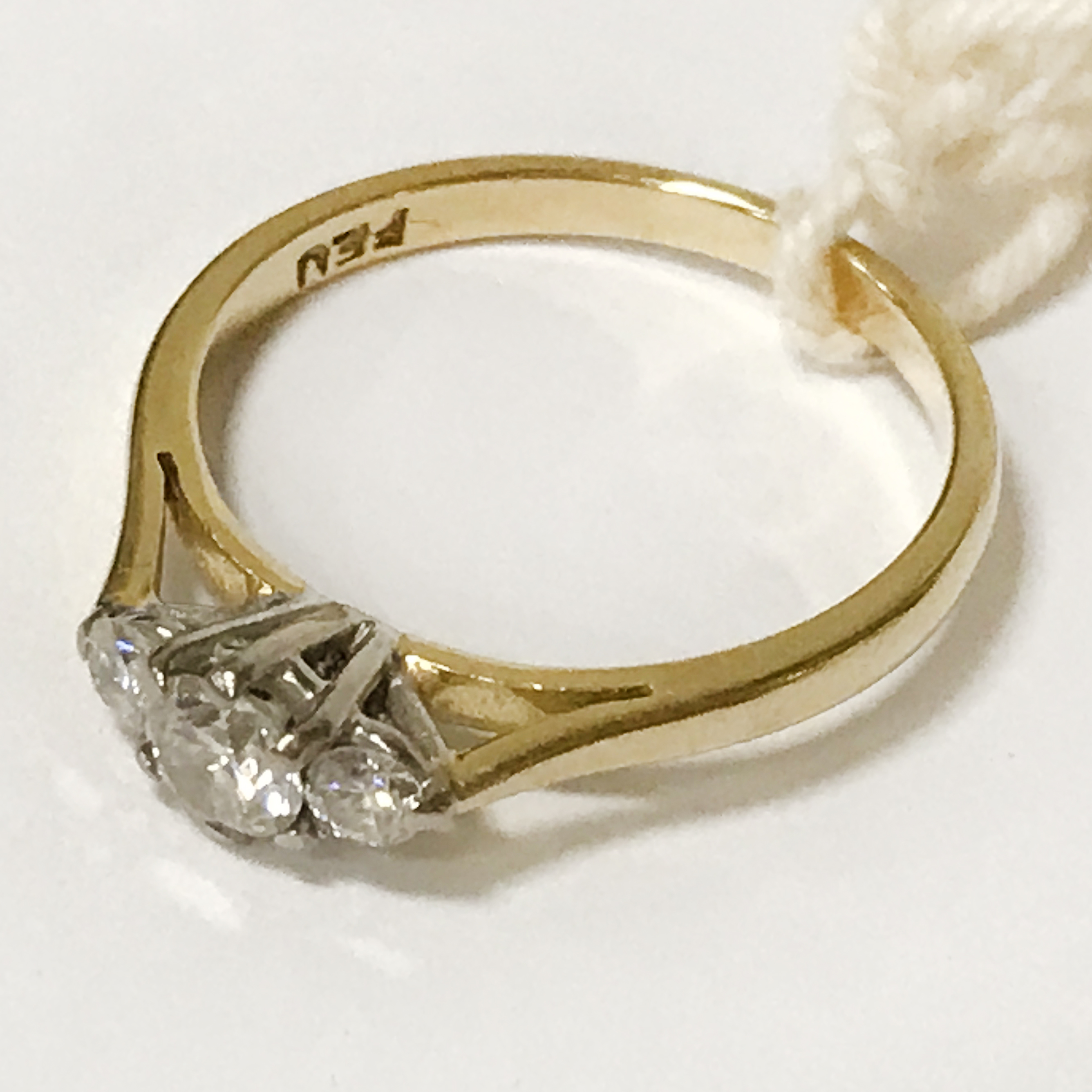 18CT GOLD 3 STONE DIAMOND RING - APPROX 2.7G SIZE M