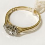 18CT GOLD 3 STONE DIAMOND RING - APPROX 2.7G SIZE M