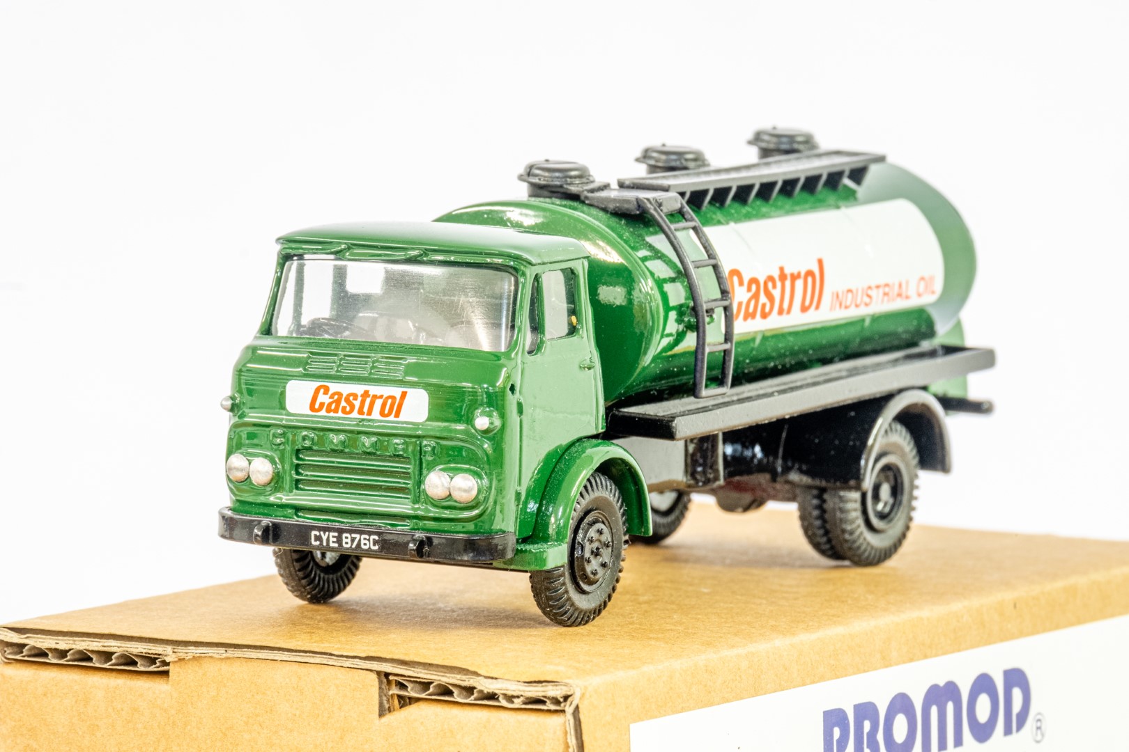 Corgi & Promod 1973 Leyland Leopard 1:76 Scale / Commer Maxiload Tanker - Castrol - Image 4 of 4