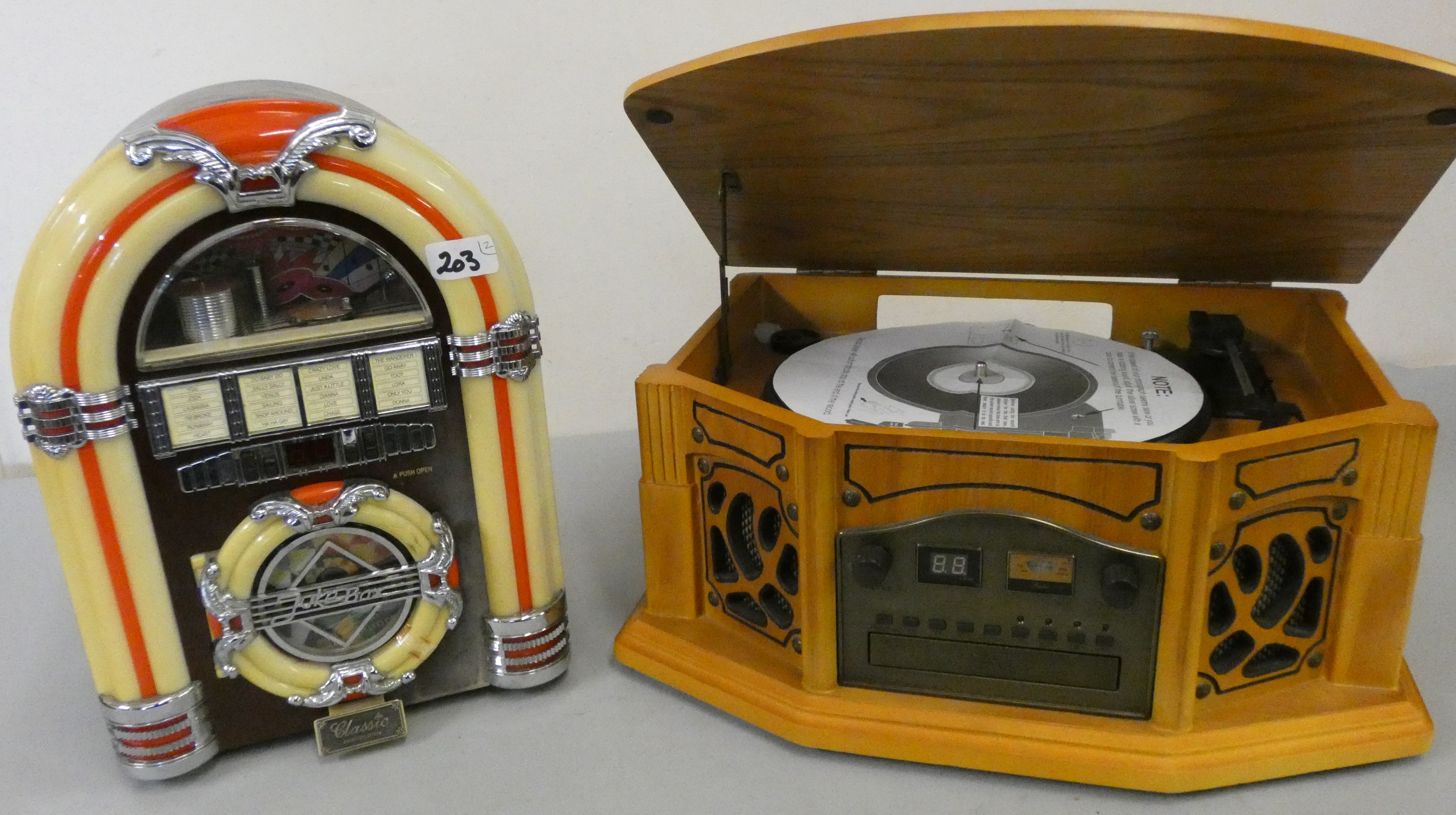 A contemporary radio in the form of a Jukebox, 37 cm and a contemporary Phonograph AM/FM radio