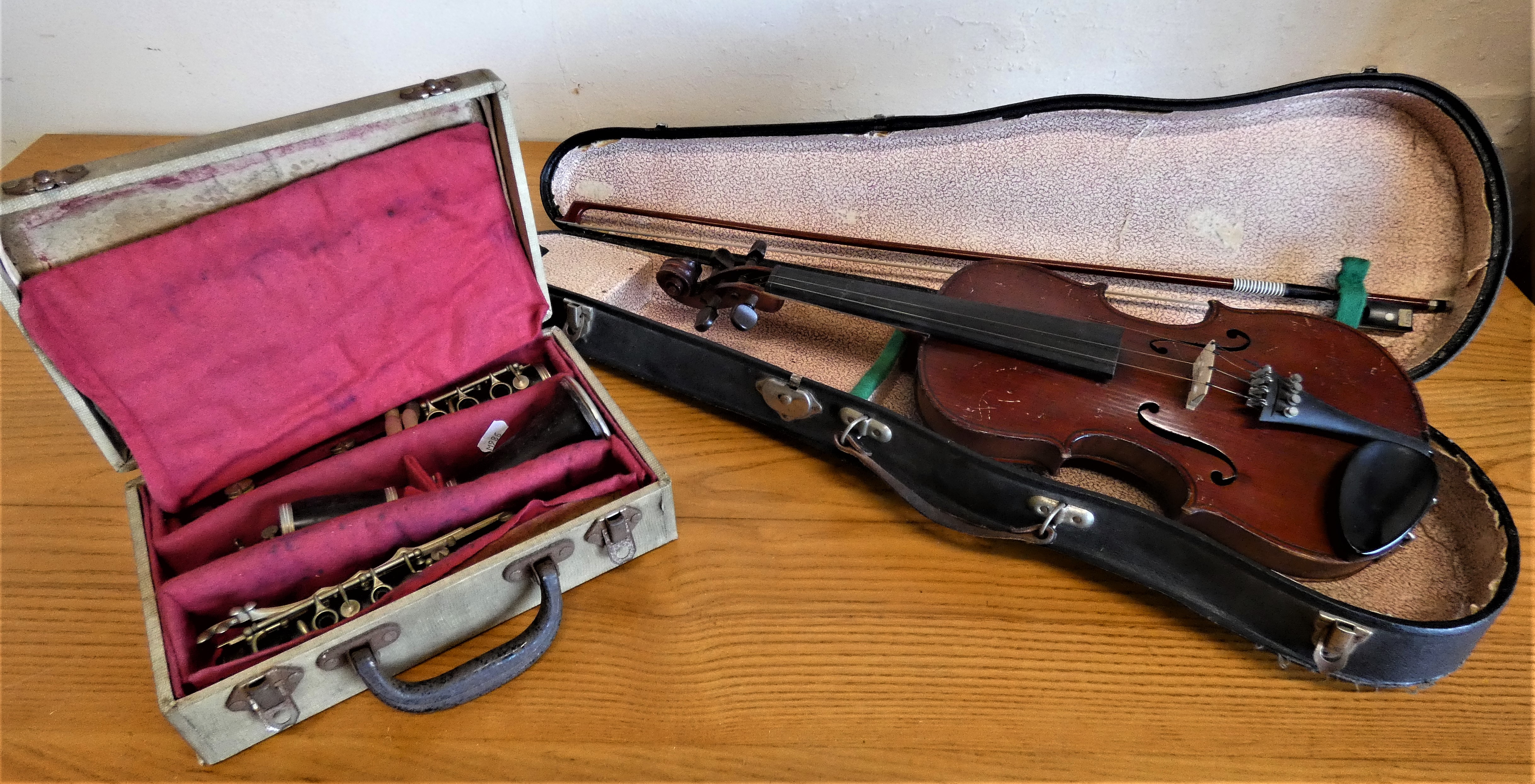 A Maidstone violin by John Murdoch & Co, London, with bow in case and a cased clarinet. (2)