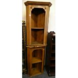 A pair of pine open corner display units 107 x 76 x 40 cm (2)