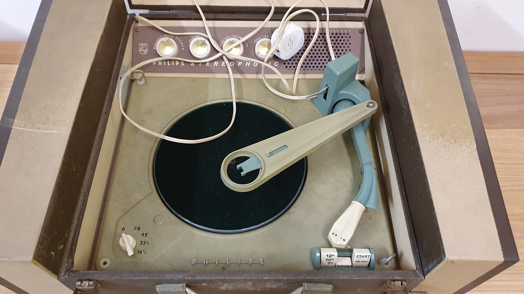 A Philips Stereophonic record player with detachable speaker and two suitcases (3). - Image 3 of 4