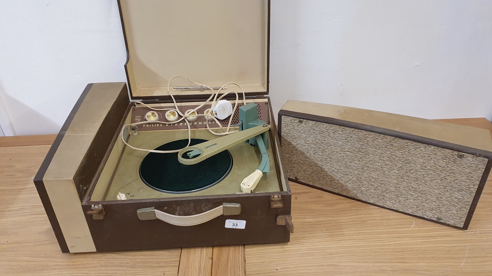 A Philips Stereophonic record player with detachable speaker and two suitcases (3).