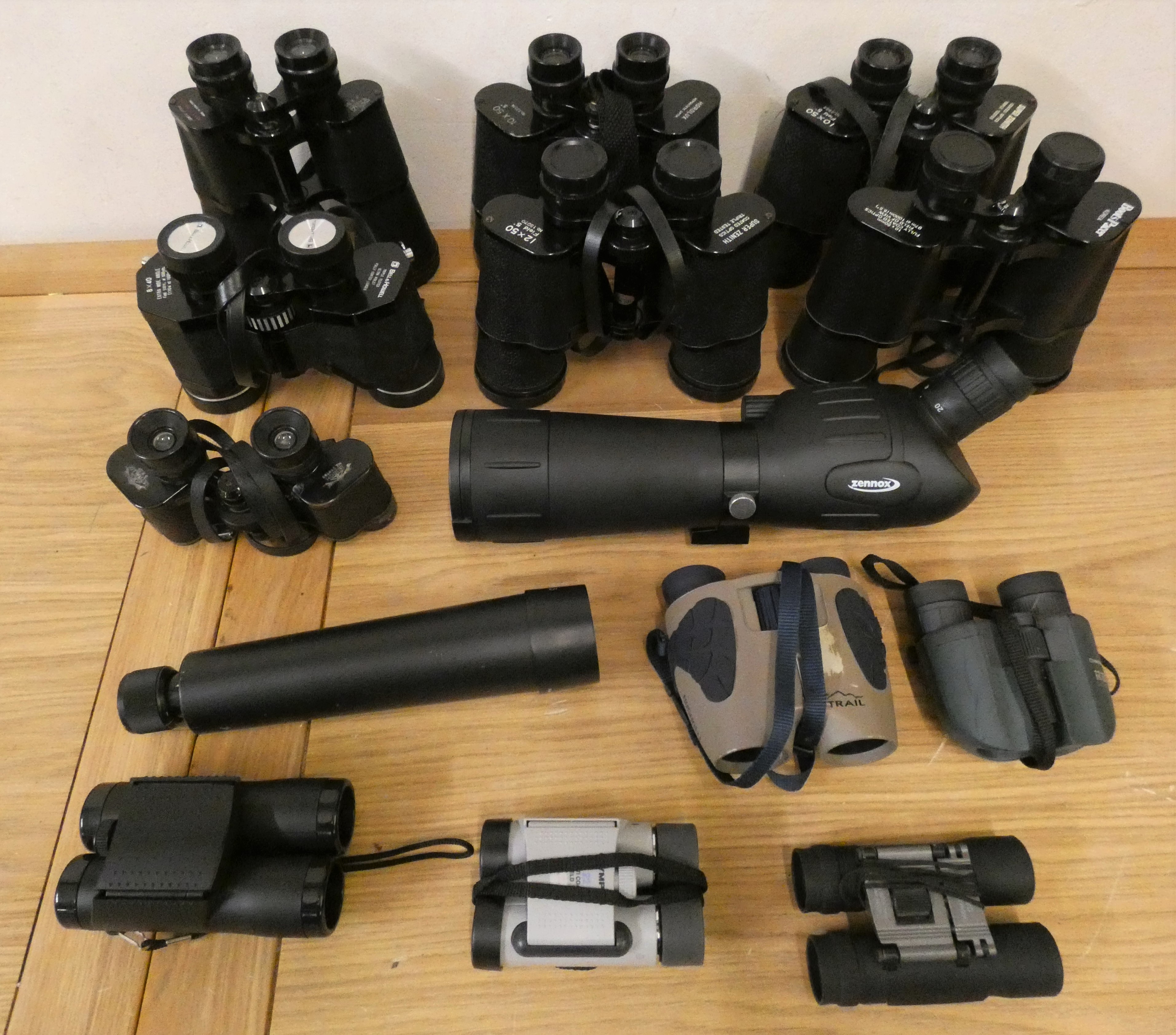 Twelve pairs of binoculars, to include Bell & Howell, Horolux, Zenith and two monocular's.