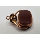 A 9ct rose gold swivel seal, Birmingham 1902, set with bloodstone and cornelian, 16 mm.