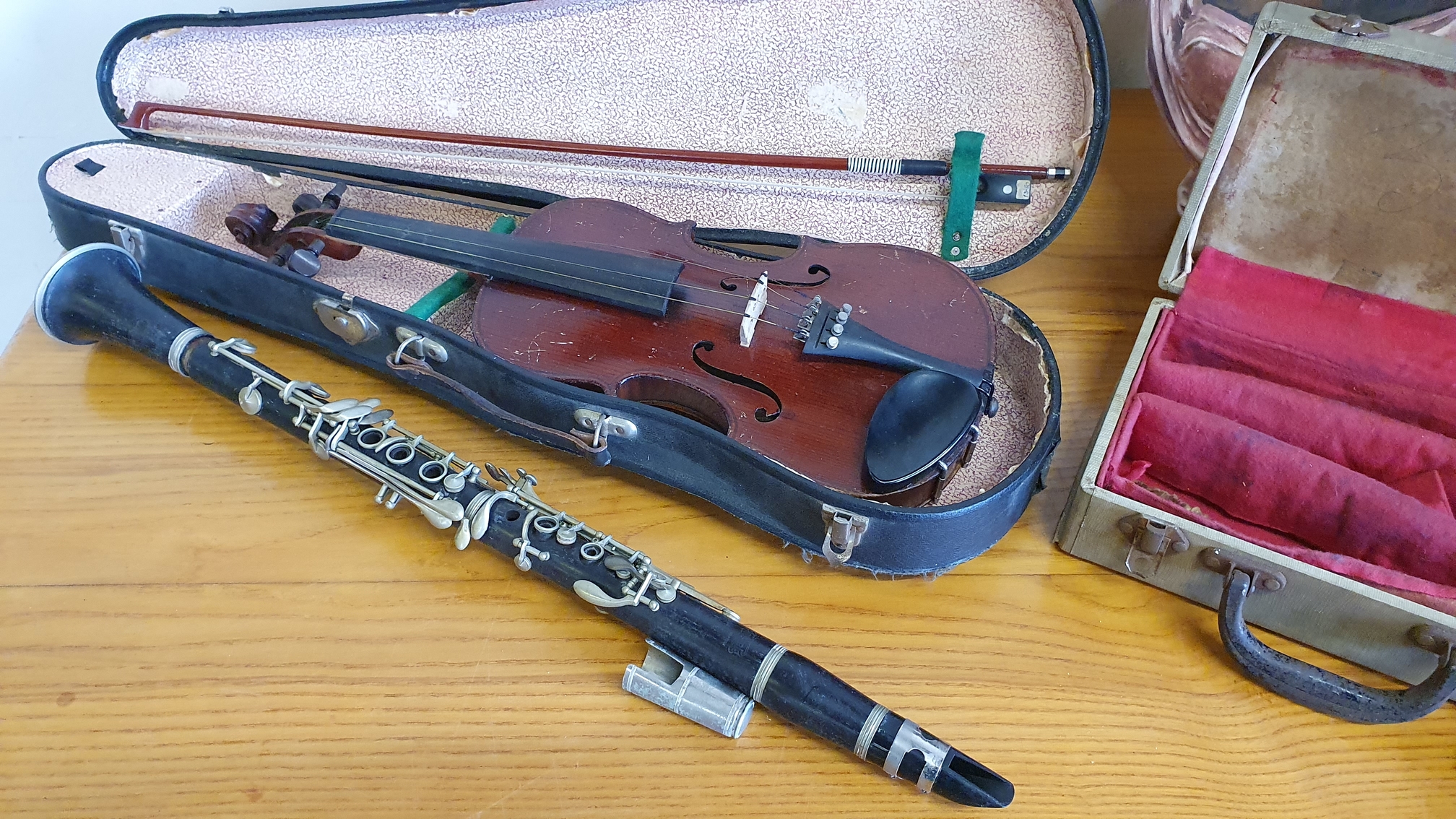 A Maidstone violin by John Murdoch & Co, London, with bow in case and a cased clarinet. (2) - Image 2 of 2