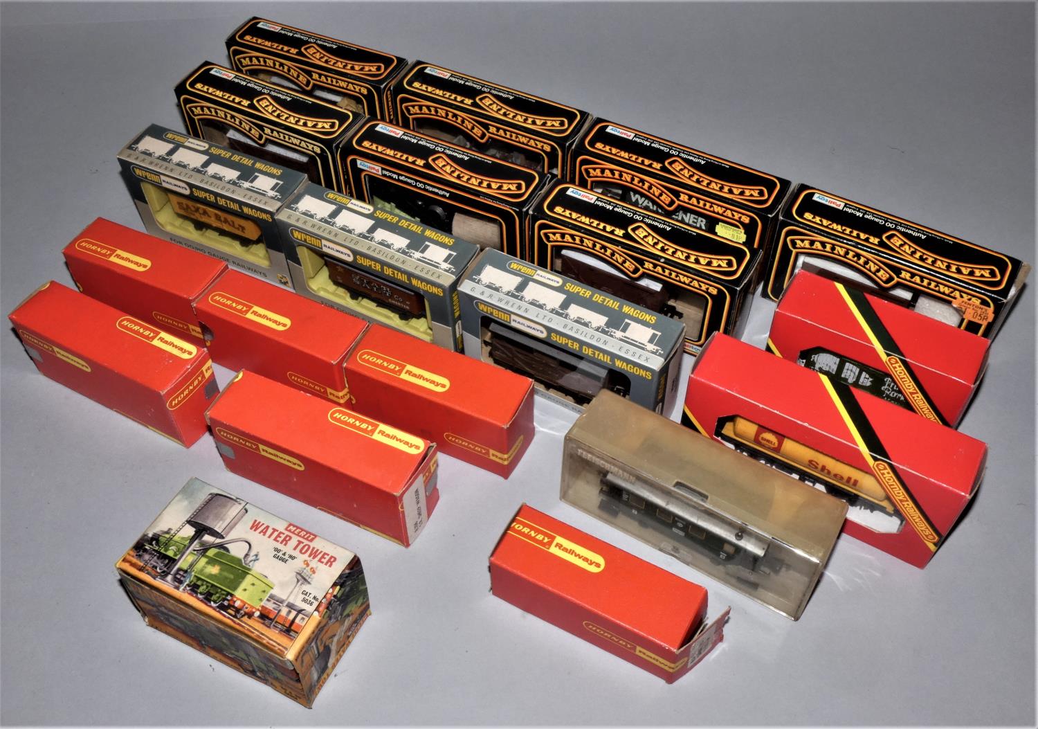 Eighteen 00 gauge goods wagons, Hornby, Mainline and Wrenn, many in original boxes (18).