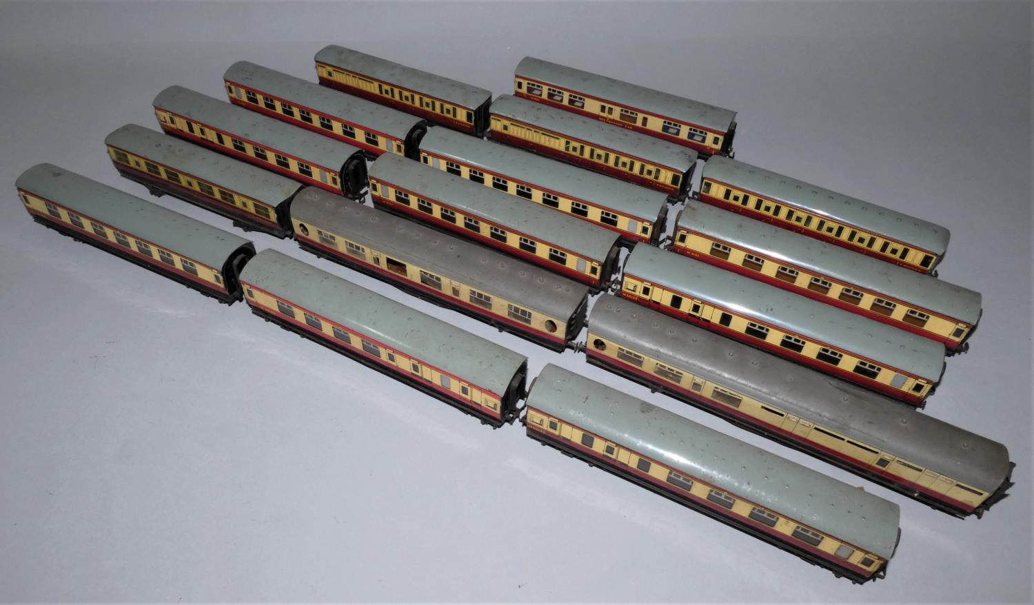 A collection of sixteen Double O gauge carriages (16).