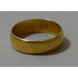 A 22 ct gold wedding band, 5.7 gms.